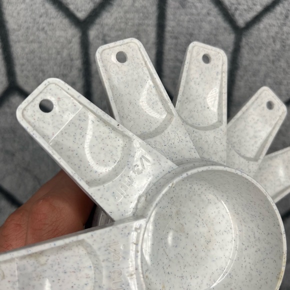 Tupperware Paprika Red Snack Tray, Deli Meat Bacon Keeper, Measuring Cups X - Picture 11 of 15